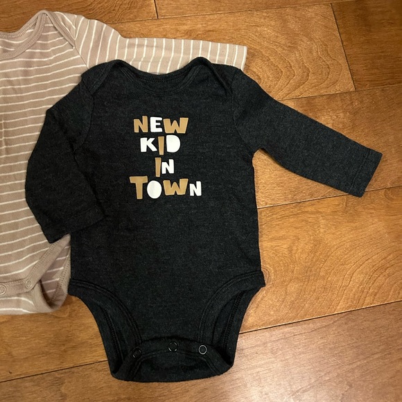 Lot of 4 long sleeve onesies size 3 months ish - Picture 5 of 9